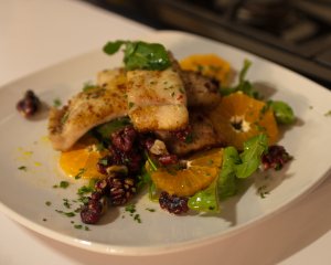 Кулинарный рецепт: Рыбное филе с апельсинами и рукколой: Обжаренная белая рыба в листьях салата с ломтиками апельсина