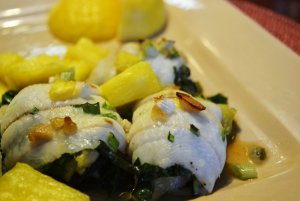 Кулинарный рецепт: Рыбное филе с луком-пореем и ананасом: Обжаренные кусочки рыбного филе с ананасом, пореем и помидорами, приправленные соевым соусом и перцем чили
