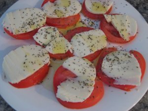 Кулинарный рецепт: Рыбный салат с помидорами: Закуска из белой рыбы, яиц, майонеза и помидор