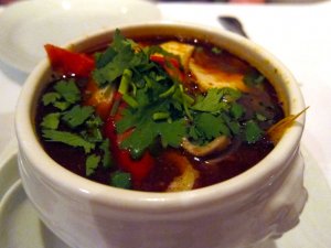 Кулинарный рецепт: Рыбный суп со сладким перцем: Сытный и необычный суп с мясом рыбы, сваренным в бульоне и белом вине с кусочками перца 