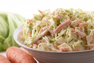 Кулинарный рецепт: Салат Колслоу (Coleslaw): Капустный салат с луком, морковкой, сельдереем и изюмом, с соусом и майонезом