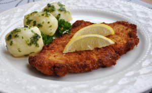 Кулинарный рецепт: Шницели из телятины: Шницели, обжаренные в сухарях до золотистой корочки, с ломтиками лимона