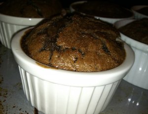 Кулинарный рецепт: Шоколадный десерт: Порции воздушного пирога из темного шоколада, десерт подается в формочках.