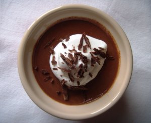 Кулинарный рецепт: Шоколадный крем со взбитыми сливками: Шоколадный крем; подается в порционных мисочках со взбитыми сливками