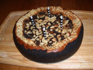 Кулинарный рецепт: Шоколадный торт: Шоколадный торт с кремом и миндалем, посыпанный белым шоколадом