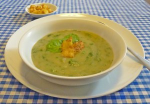 Кулинарный рецепт: Шпинатный суп с кускусом и сыром фета: Суп со шпинатом и кускусом, сливками и сыром фета