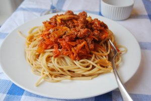 Кулинарный рецепт: Спагетти итальянского шеф-повара: Cпагетти с соусом из мясного фарша, красного вина, томатов и чеснока, с ароматом базилика