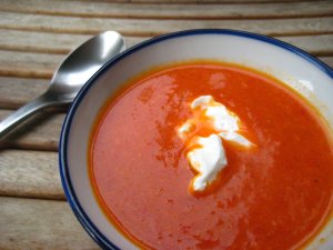 Кулинарный рецепт: Суп из перца с тунцом: Суп из помидор, перца, лука и чеснока с вареным мясом тунца