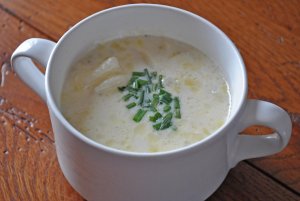 Кулинарный рецепт: Суп из порея: Кремовый суп из взбитого в миксере порея, лука и картофеля, приправленный сливками 