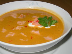 Кулинарный рецепт: Суп с копченым лососем: Кремовый суп из овощей и картофеля с кусочками копченого лосося