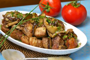 Кулинарный рецепт: Свинина с паприкой: Свинина тушеная с грибами, луком, перцем и сливками