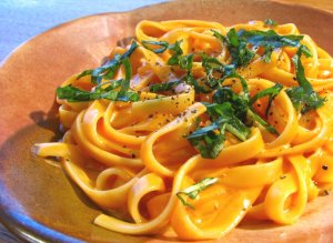 Кулинарный рецепт: Тальятелле со сливочным соусом: Тальятелле (итальянская лапша) со сливочным соусом, беконом и сыром