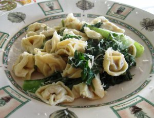 Кулинарный рецепт: Тортеллини со спаржей и крабовым мясом: Тортеллини с сыром, помидорами, спаржей, зеленым перцем и крабовым мясом в сметанном соусе с коньяком