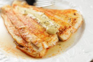 Кулинарный рецепт: Треска в горчичном соусе и белом вине: Кусочки рыбы в соусе из бульона, белого вина, сметаны и горчицы