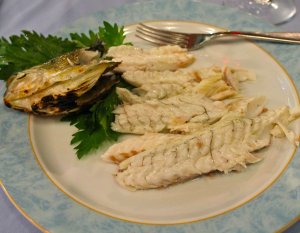 Кулинарный рецепт: Треска запеченная с сардельками: Рыба, запеченная с сардельками, помидорами и двумя видами сыра