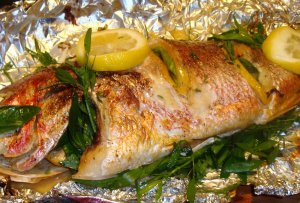 Кулинарный рецепт: Треска запеченная в фольге: Сочное рыбное филе, запеченное в фольге с цуккини, чесноком, сыром и зеленью.