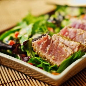 Кулинарный рецепт: Тунец с овощами: Тунец, приготовленный с овощами, пряностями и белым вином