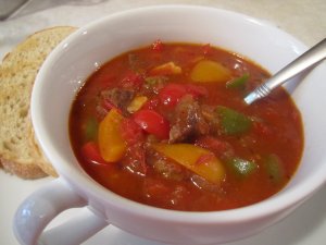 Кулинарный рецепт: Венгерский суп-гуляш: Сытный суп с особым вкусом гуляша, который ему придают перец, чеснок, лук и тушеная говядина