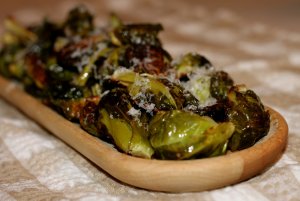 Кулинарный рецепт: Запеченная брюссельская капуста: Брюссельская капуста, запеченная с ветчиной и специями в сырно-сливочном соусе