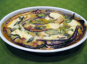 Кулинарный рецепт: Запеченные баклажаны: Баклажаны, запеченные на оливковом масле с чесноком, зеленью и двумя видами сыра