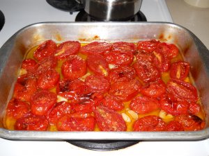 Кулинарный рецепт: Запеченные помидоры с маслом и зеленью: Легкий летний ужин - запеченные помидоры, посыпанные кориандром, подаются со сливочным маслом с зеленью