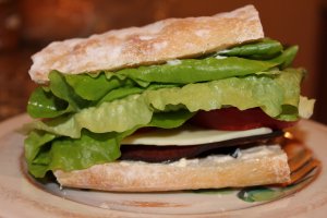 Кулинарный рецепт: Запеченный хлеб Чиабатта с гарниром: Хрустящая чиабатта с сыром, салатными листьями, помидорами и ломтиками копченой ветчины