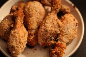 Кулинарный рецепт: Жареные куриные окорочка: Куриные окорочка, запеченные с острым соусом и кунжутом