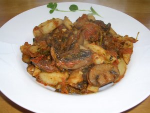 Кулинарный рецепт: Жареный картофель с беконом и шампиньонами: Сытное блюдо быстрого приготовления - жареный картофель с шампиньонами, беконом, сыром, яйцами и сметаной