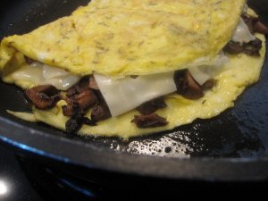 Recept online: Omeleta s hermelnem a houbami: Pikantn omelety s houbovou sms  a hermelnem