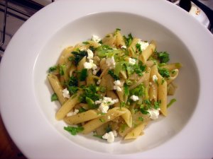 Recept online: Tstoviny s osmaenmi kedlubnami: Penne s osmaenmi kedlubnami, bazalkovm pestem a parmeznem